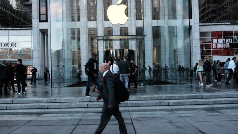 Apple cierra al público sus tiendas en Nueva York ante alza de casos de covid