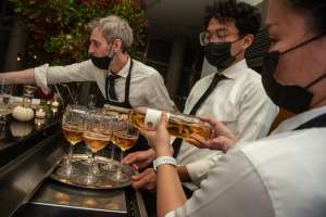 Nueva York dará permisos temporales de venta de alcohol pedidos por restaurantes