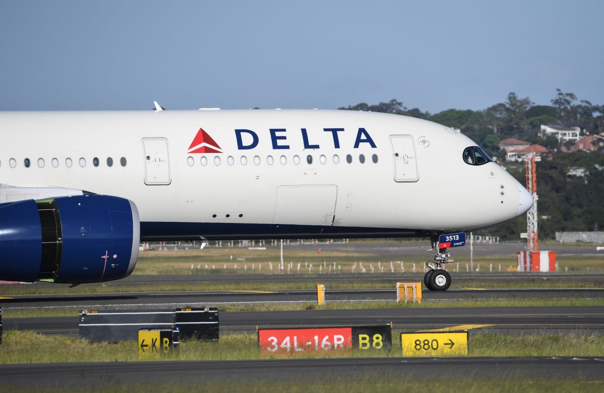 Un avión de la aerolínea Delta aterriza en el aeropuerto de Sídney en Australia.