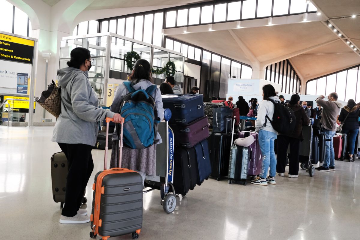 Viajeros en el Newark Liberty International Airport. A partir de este lunes, los viajeros que lleguen a EE.UU. deben mostrar una prueba negativa de coronavirus en las 24 horas anteriores a su vuelo.
