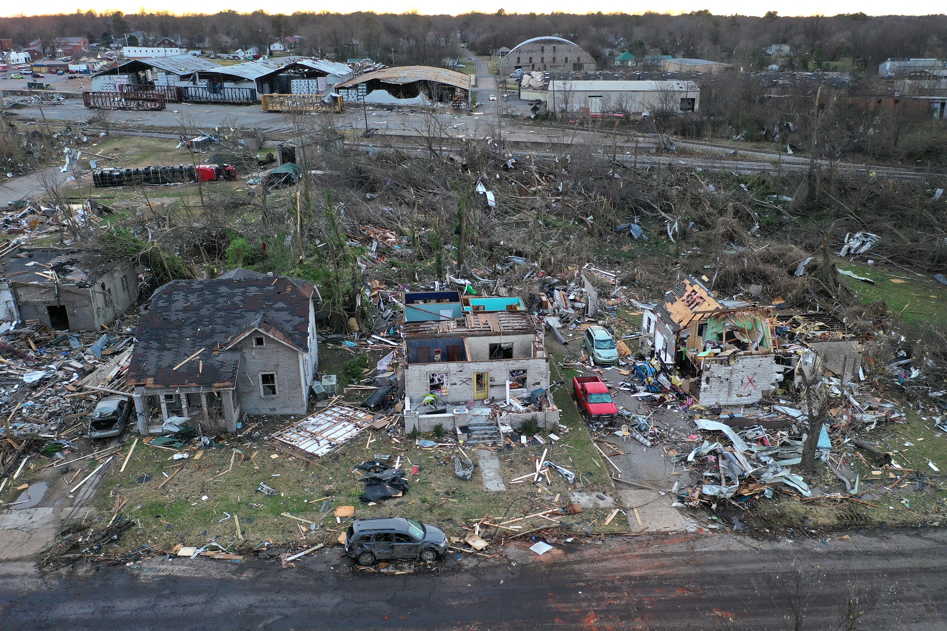 Más de 100 muertos por tornado en Kentucky espera gobernador Andy Beshear