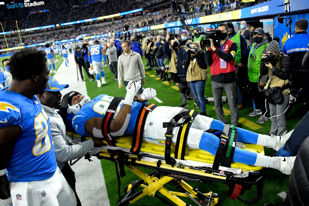 LA Chargers player suffers creepy concussion and is knocked out on a stretcher [Video]