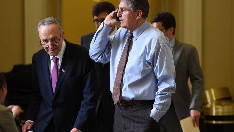 El líder de la mayoría en el Senado, Chuck Schumer, y el senador Joe Manchin.