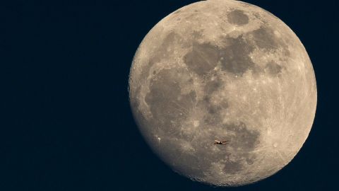 El vehículo lunar chino Yutu 2 captó una extraña formación.