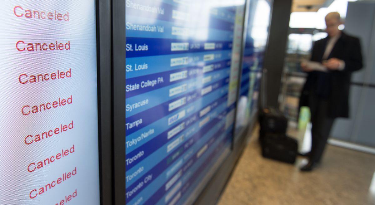 El sitio web FlightAware monitorea la cancelación de vuelos aéreos dentro y fuera de Estados Unidos.   