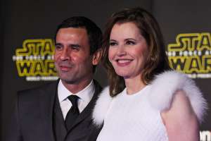 Geena Davis acuerda cambiar los apellidos de sus hijos tras divorciarse de Reza Jarrahy