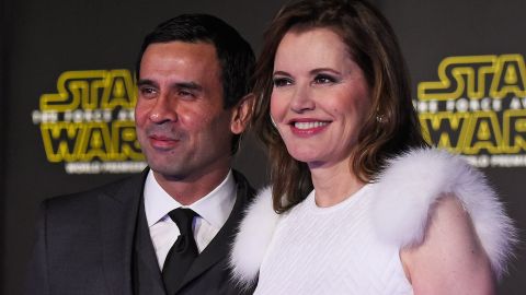 Geena Davis y Reza Jarrahy.