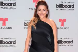 Carolina Sandoval levanta pasiones en un sexy body de Navidad que deja al descubierto sus piernas