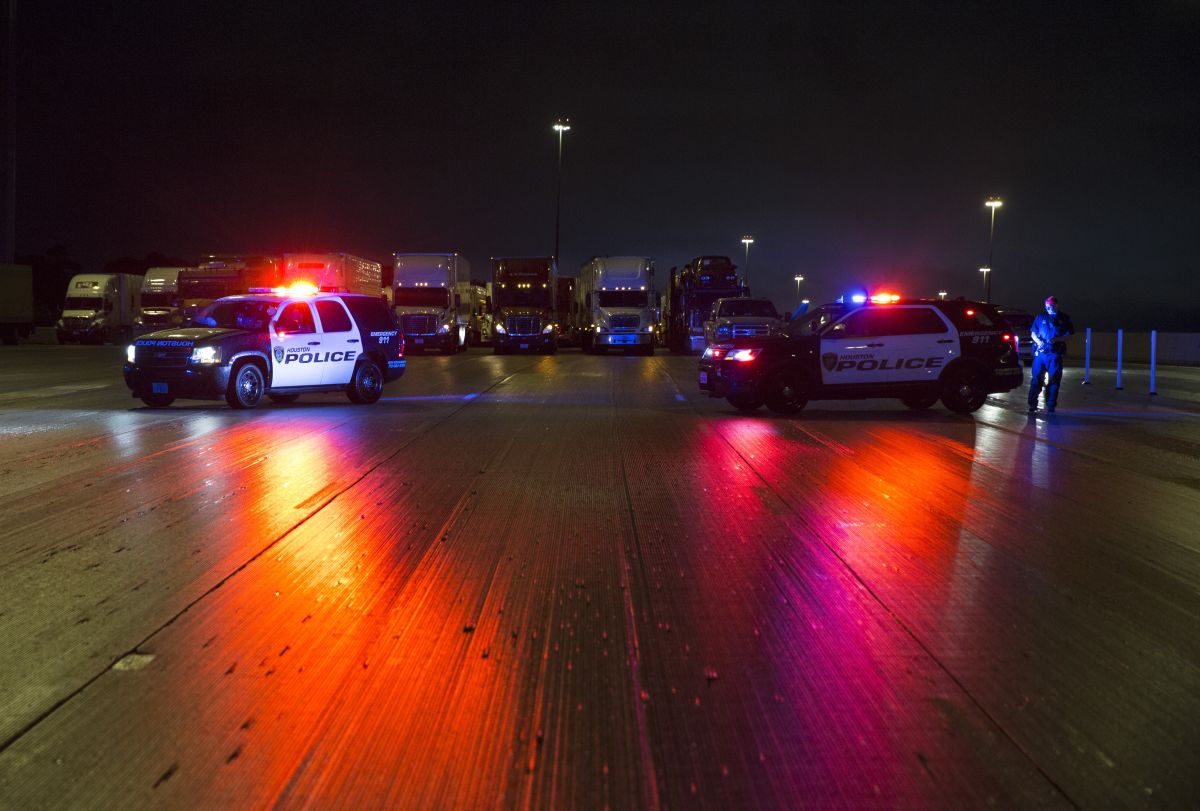 Una patrulla de Houston atropelló a un presunto criminal.