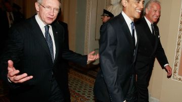 El exlíder del Senado, Harry Reid, en 2009 junto al entonces presidente Barack Obama y el actual presidente Joe Biden.