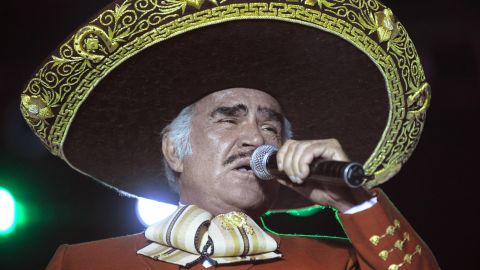 Vicente Fernández Jr., frente a la tumba repleta de flores, pide a Vicente Fernández que lo bendiga