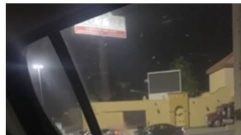 Hombre tira sus algodones de azucar (1)