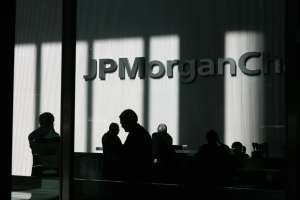 JPMorgan, multada en $200 millones de dólares por evadir regulaciones: pidió a sus empleados usar mensajería personal para negocios