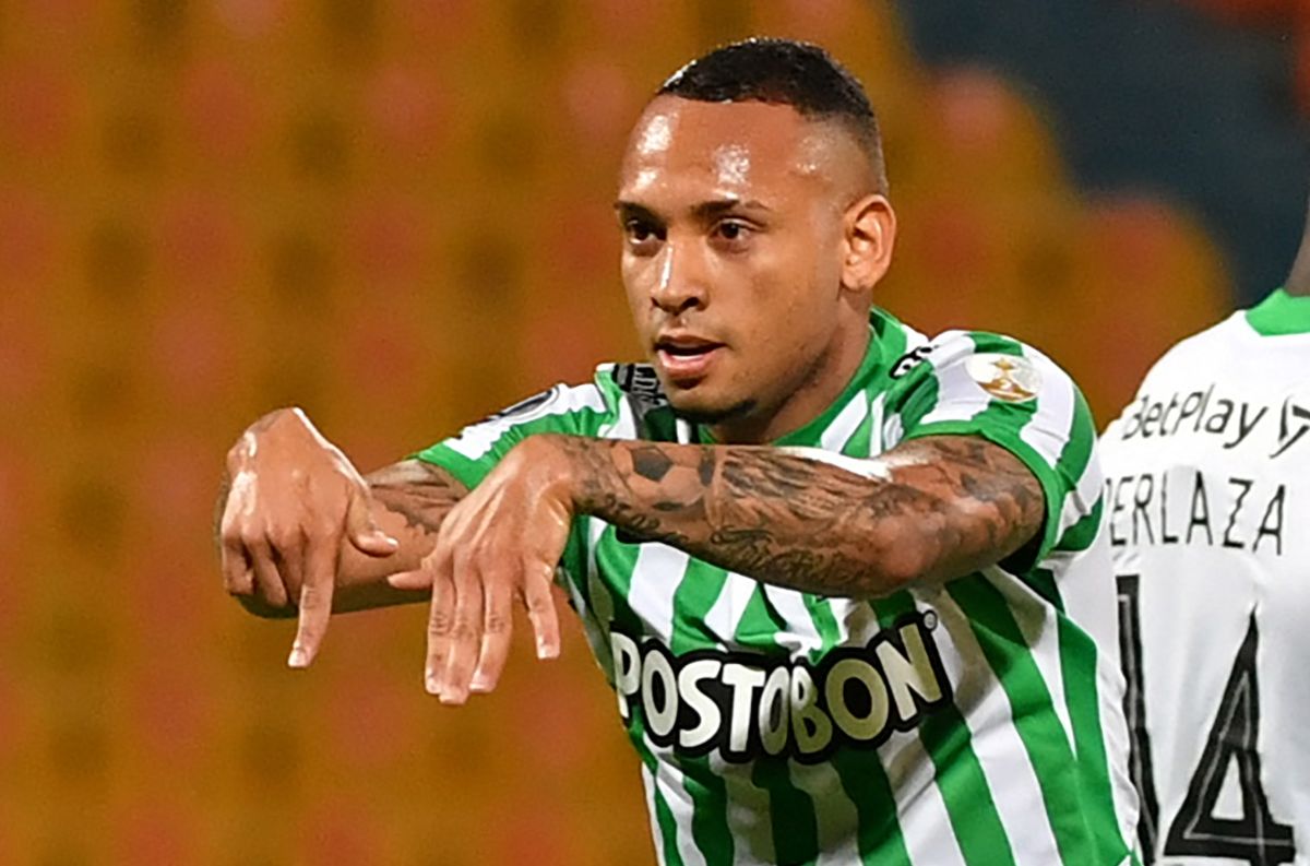 Jarlan Barrera, Atlético Nacional footballer, is accused by his wife of leaving her son and her on the street