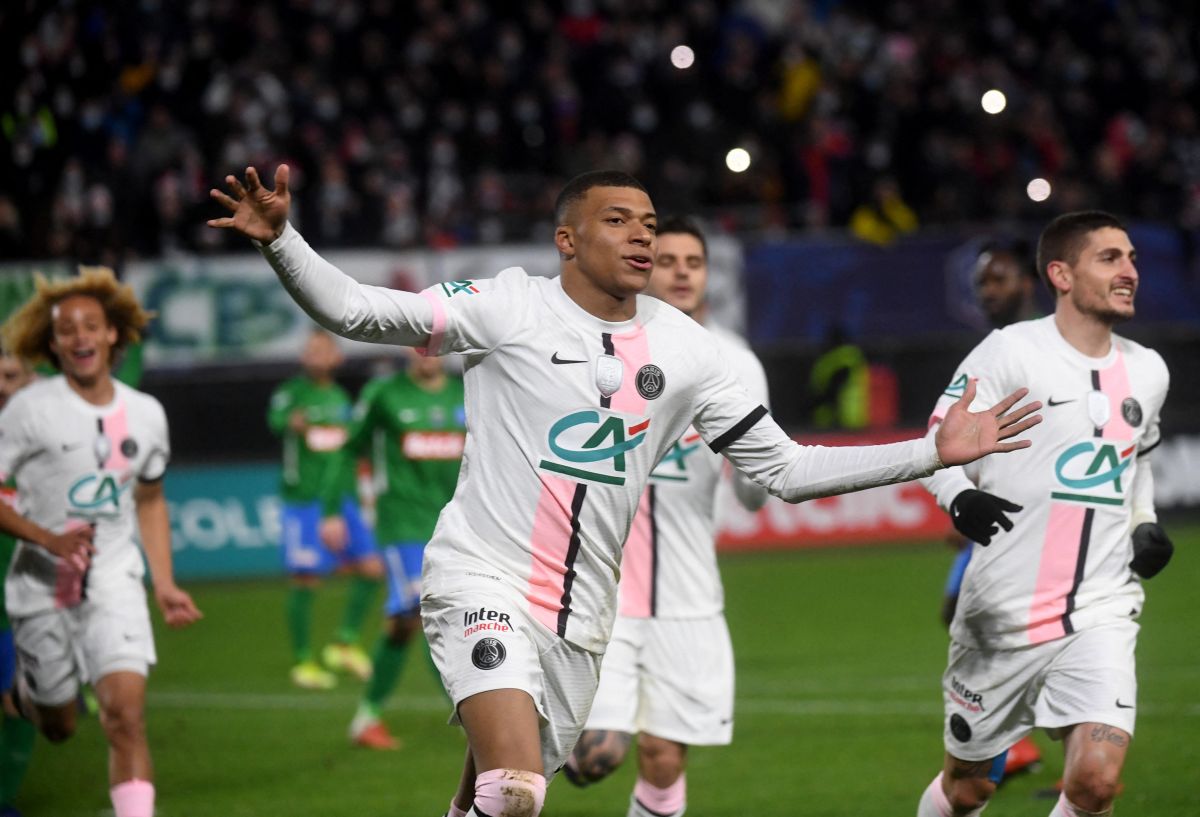 mbapp-at-psg-until-2050-this-is-how-his-teammates-pressured-him-in