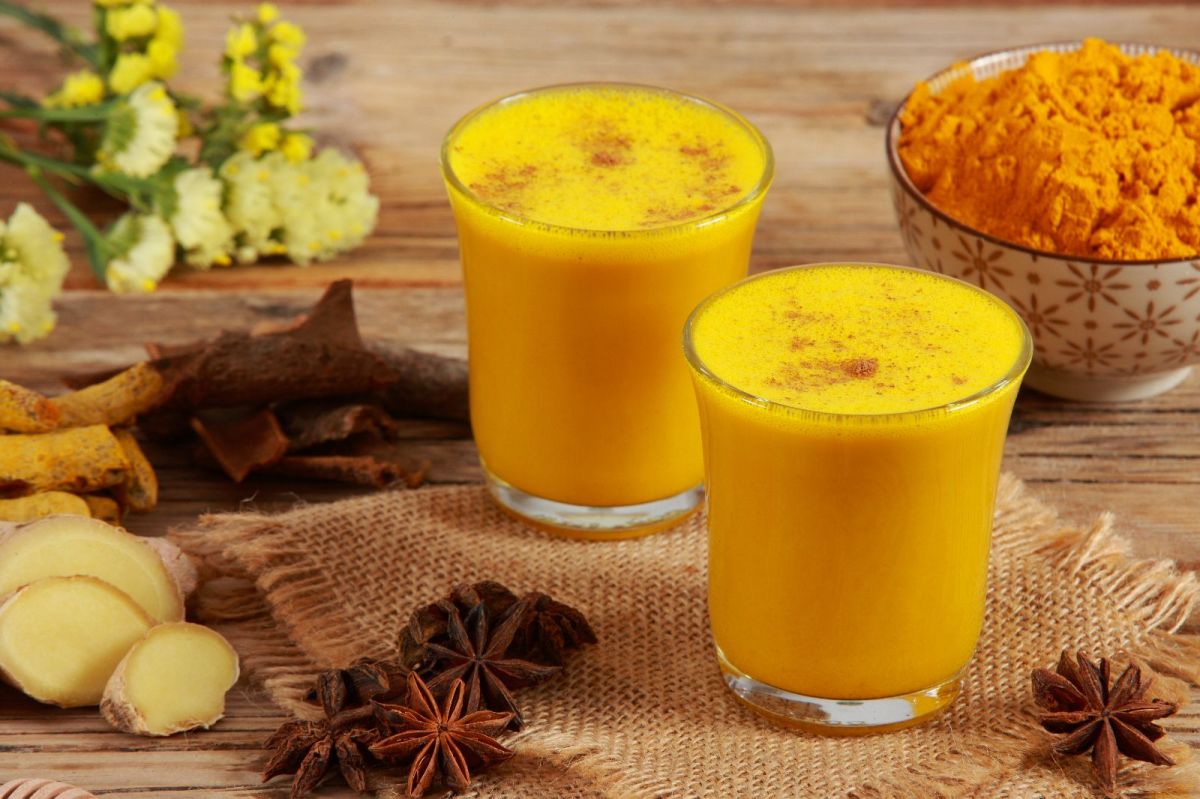 Turmeric milk: the ancient remedy to reduce constipation and abdominal bloating