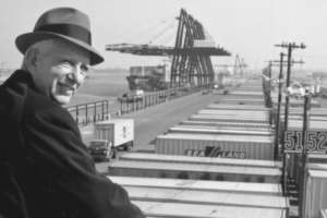 Malcolm McLean, el visionario que inventó los contenedores para barcos e hizo explotar el comercio y la globalización