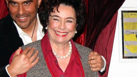 Héctor Suárez Gomís junto a su madre Josefina "Pepita" Gomís.