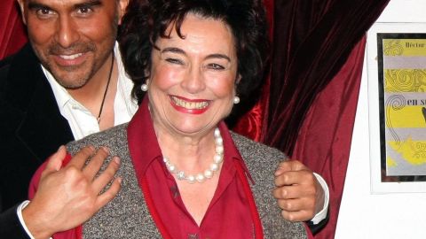 Héctor Suárez Gomís junto a su madre Josefina "Pepita" Gomís.