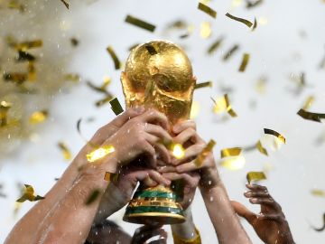 Aficionados apoyan a la FIFA y el Mundial cada dos años