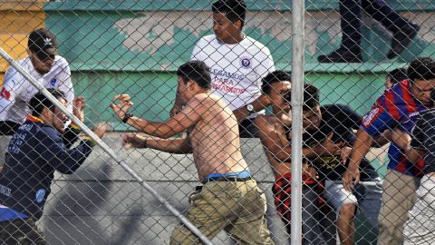 Hinchas de Olimpia y Real España se enfrentan y dejan 12 heridos