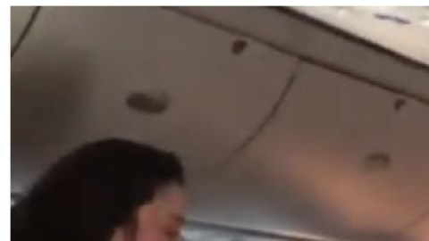 "Siéntate Karen": Pelea en vuelo de Delta por el uso de máscara termina con una mujer detenida