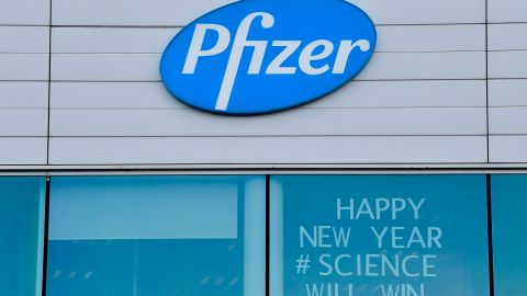 COVID: Pfizer dice que su pastilla previene la enfermedad en 89% y podría servir contra Ómicron