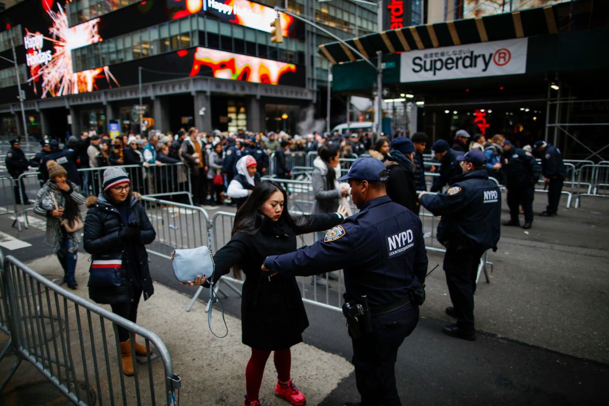 Se necesitan miles de policías para la seguridad en la masiva celebración de Año Nuevo en Times Square. 