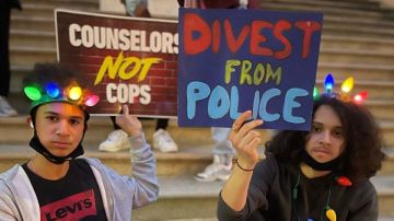 Estudiantes de escuelas en NYC hicieron un llamado al próximo Aalcalde para no invertir en policías en los planteles.