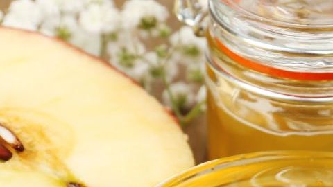 Consumir en ayuno una cucharada de aceite de oliva extra virgen y el jugo de un limón fresco, es el mejor aliado para fortalecer al sistema inmune y proteger al organismo de enfermedades.