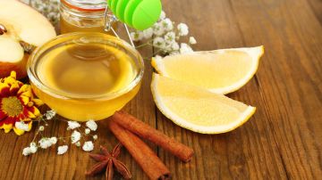 Consumir en ayuno una cucharada de aceite de oliva extra virgen y el jugo de un limón fresco, es el mejor aliado para fortalecer al sistema inmune y proteger al organismo de enfermedades.