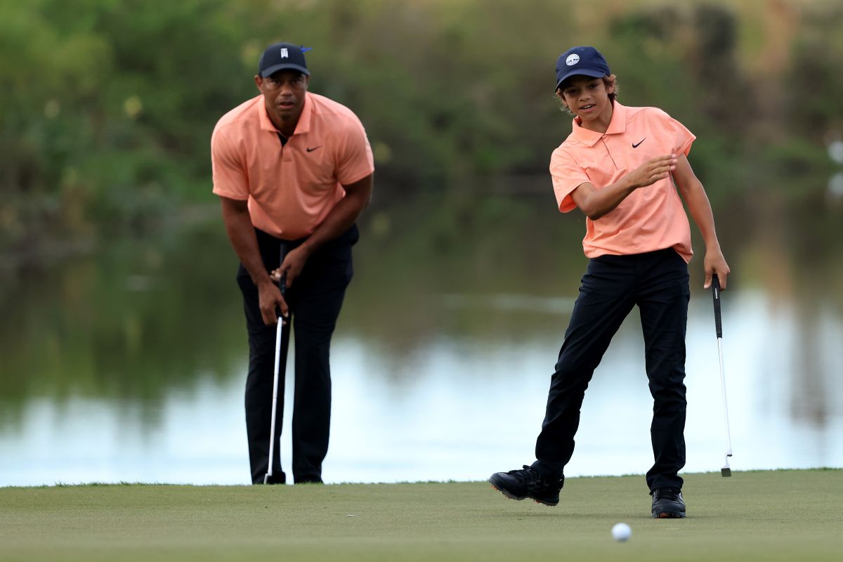 Tiger Woods y su hijo Charlie, reaparecieron en un torneo oficial de golf luego de dies meses.