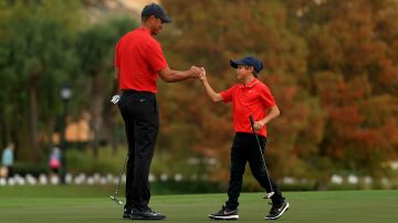Tiger Woods vuelve a la acción con su hijo