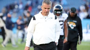 Los Jaguars de Jacksonville despidieron al entrenador Urban Meyer por patear a un jugador