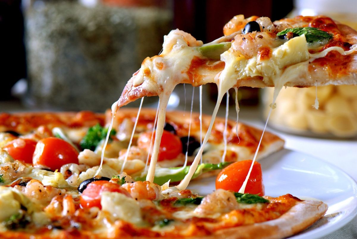 Pepperoni or margarita pizza: the calories in a slice of each style