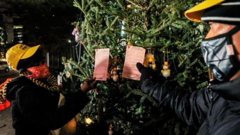 En la protesta, los vendedores decoraron un árbol de Navidad con los cientos de tickets de multas.