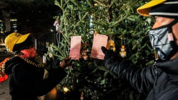 En la protesta, los vendedores decoraron un árbol de Navidad con los cientos de tickets de multas.