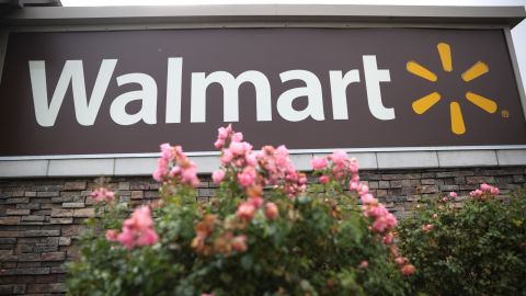 Abandonan a bebé de 4 meses en un carrito de Walmart en Alabama