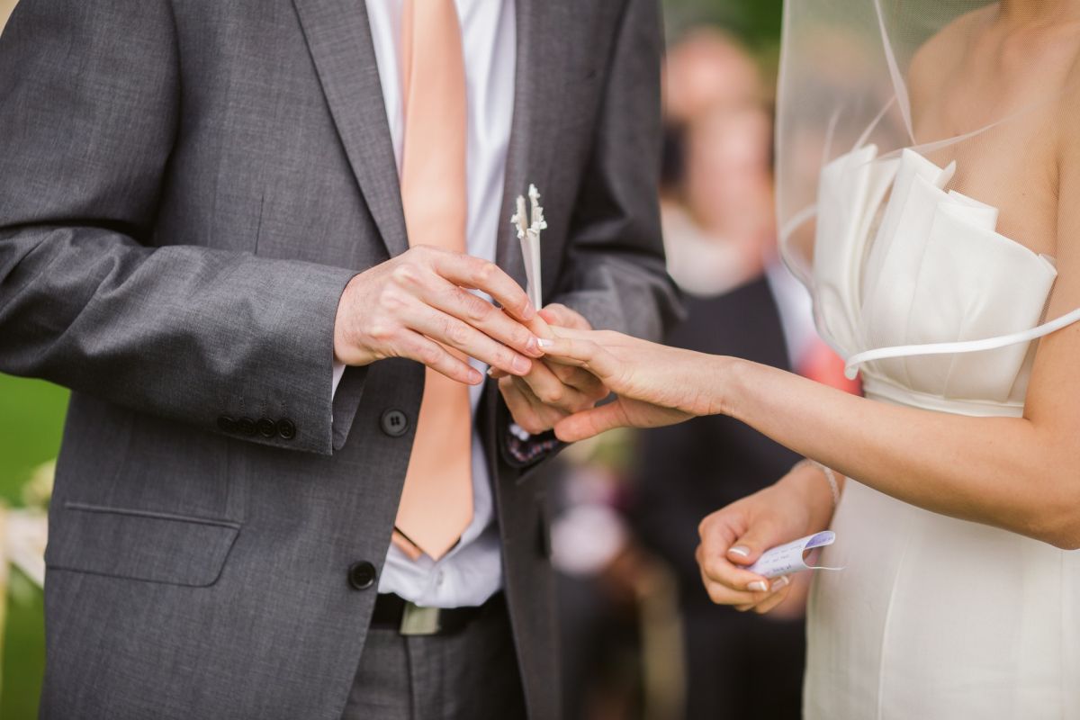 “My mother got married like that in love, my father on the arm of her lover”: the photo that uncovered an infidelity in the middle of the wedding