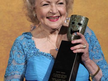 Betty White al recibir el premio SAG a la trayectoria en 2010.