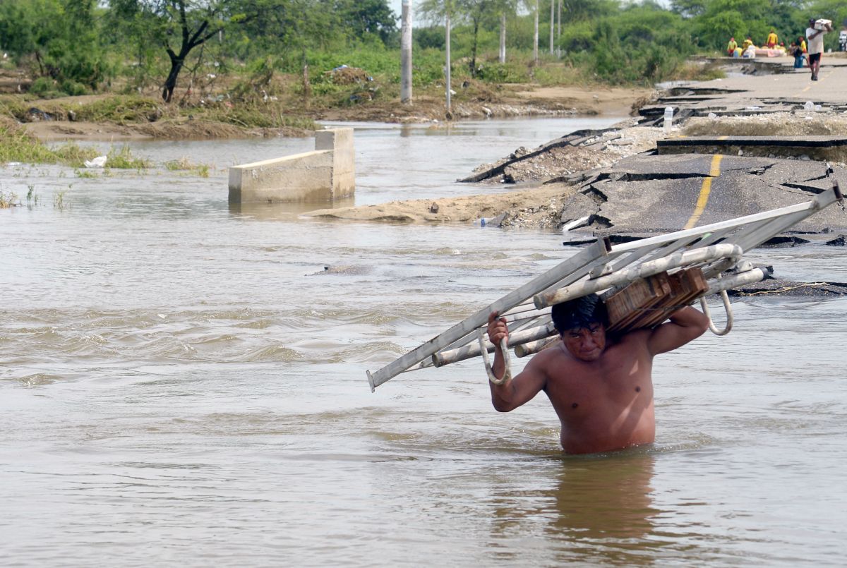 En marzo de 2017, El Niño provocó el desborde de ríos fangosos a lo largo de toda la costa peruana, aislando comunidades y barrios enteros, como el de esta imagen, tomada en Piura, en el norte.