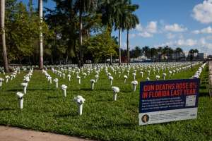 Erigen memorial en honor a víctimas de tiroteos en Miami