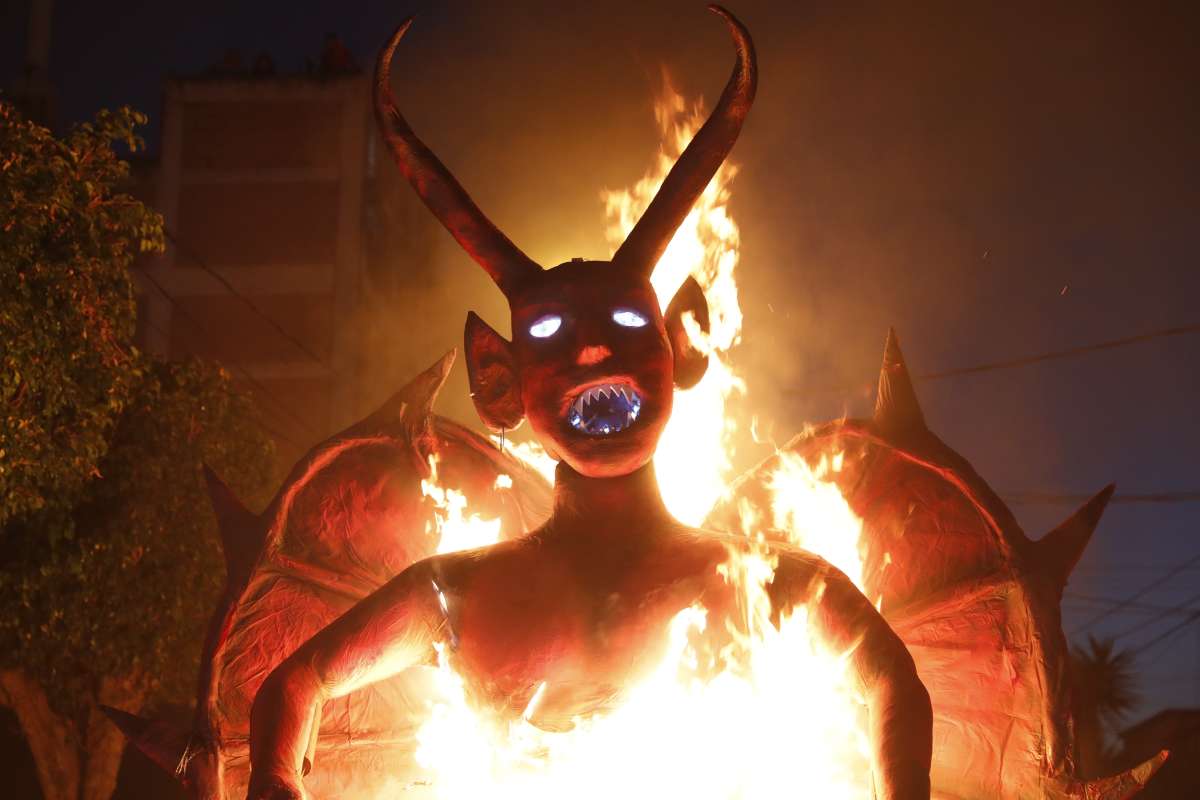 Fotos: Miles de guatemaltecos “queman al diablo” durante tradición antigua  - El Diario NY