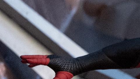 Tom Holland en el doble papel de Peter Parker/Spider-Man, durante una escena de la película "Spider-Man: No Way Home".