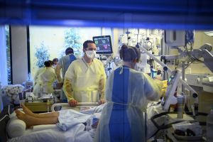 Covid: Por qué si Ómicron es más transmisible no hay tantas hospitalizaciones