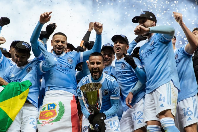 Maxi Moralez, rodeado por sus compañeros, levanta el trofeo de campeones del Este. /Foto: Cortesía NYCFC
