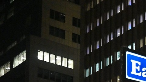 La gobernadora Kathy Hochul ordenó que los sitios más emblemáticos  del estado de Nueva York se iluminarán en rojo para conmemorar el Día Mundial del Sida, el miércoles 1 de diciembre.  Uno de ellos fue la estación de Grand Central.