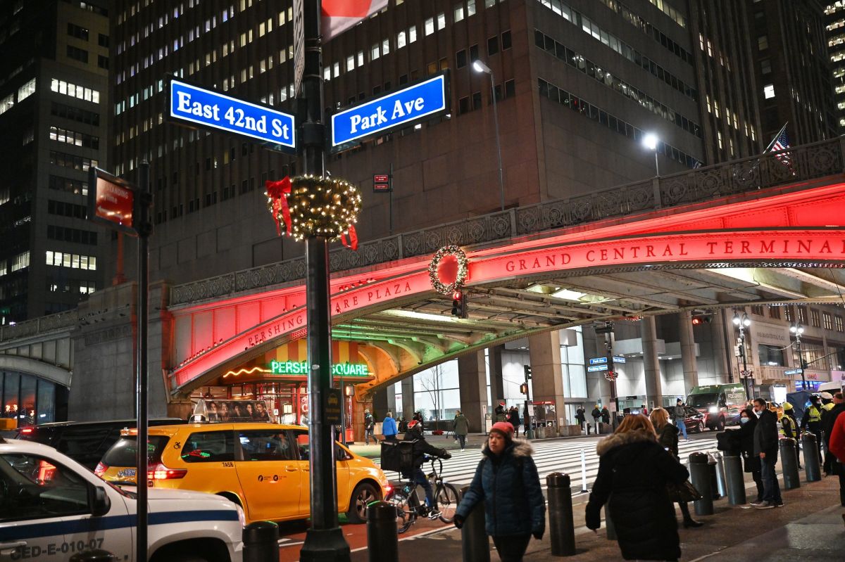 La gobernadora Kathy Hochul ordenó que los sitios más emblemáticos  del estado de Nueva York se iluminarán en rojo para conmemorar el Día Mundial del Sida, el miércoles 1 de diciembre.  Uno de ellos fue la estación de Grand Central.