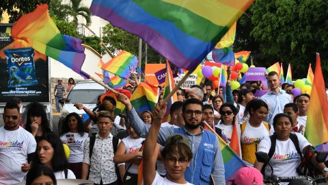 Miembro de la comunidad LGBTQ+ fue apuñalado: su presunto agresor es detenido en Honduras