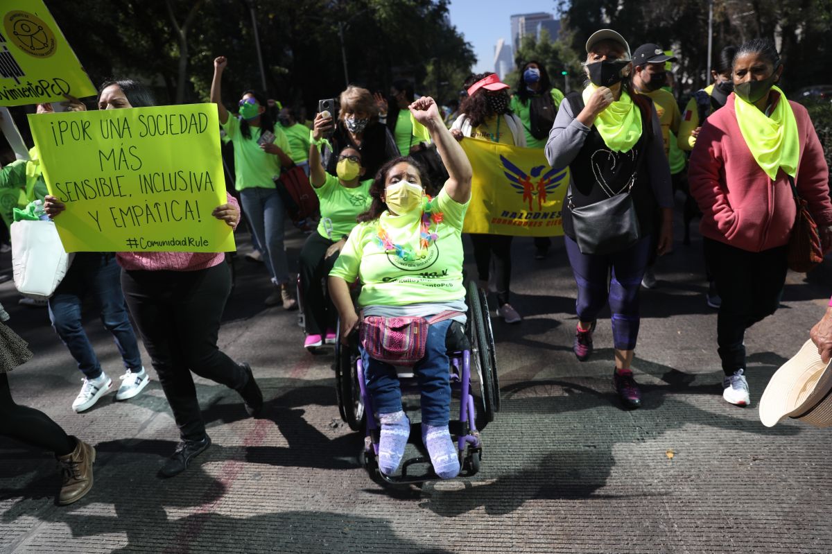 Unas 200 personas se manifestaron este sábado en la Ciudad de México.